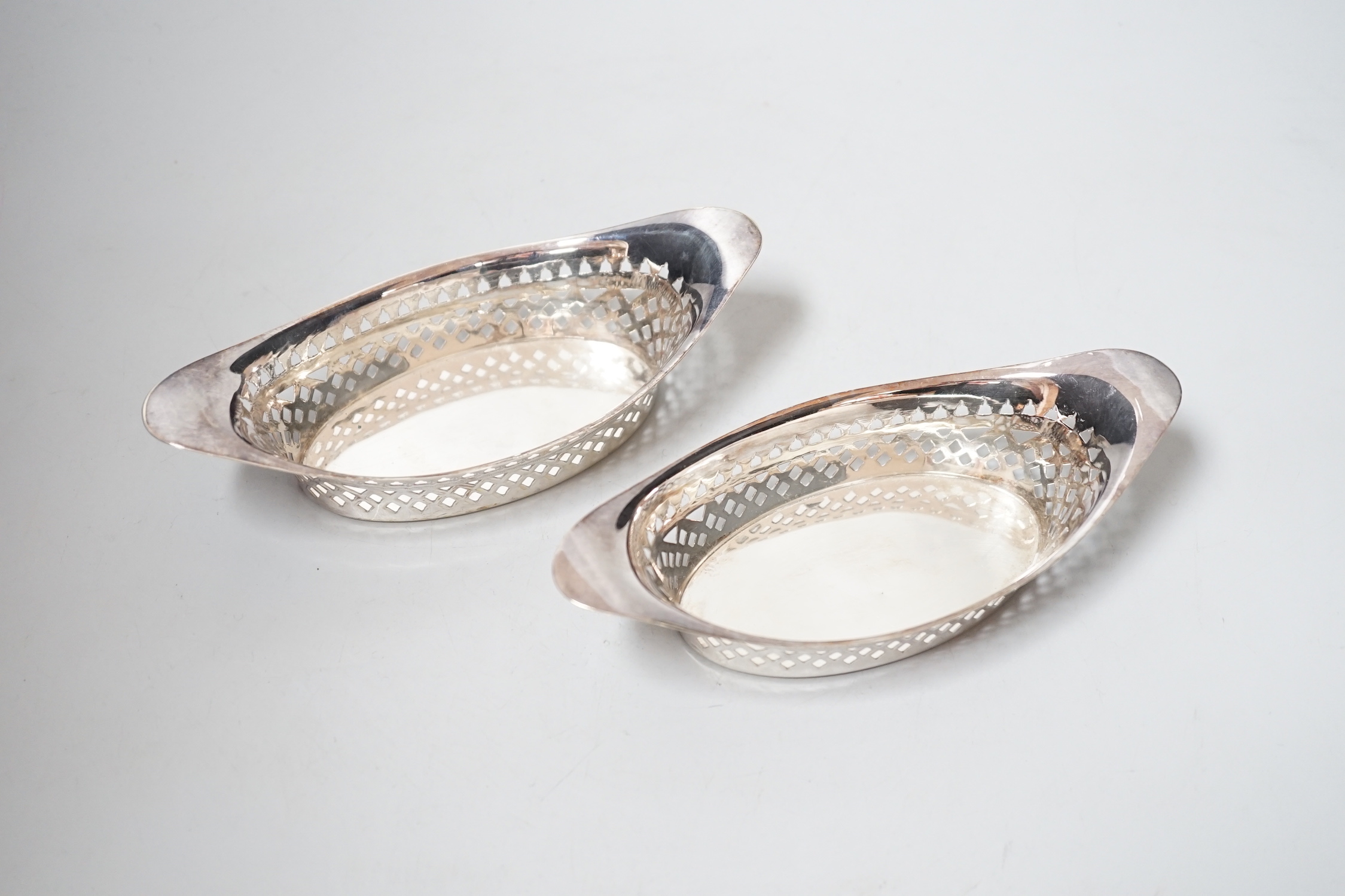 A pair of late Victorian pierced silver boat shaped bonbon dishes, Atkin Brothers, Sheffield, 1898, 16cm, 4.2oz.